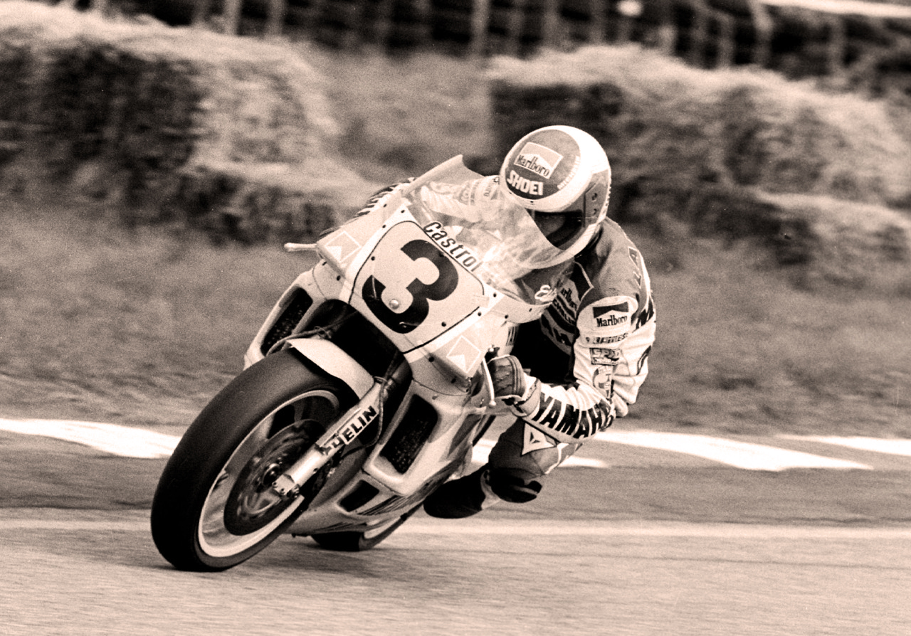 Eddie+Lawson-YAMAHA-YZR+500-Team-Agostini-+1988+2.jpg