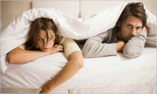 dicas para apimentar a relação e esquentar sua vida sexual casal frustrado na cama