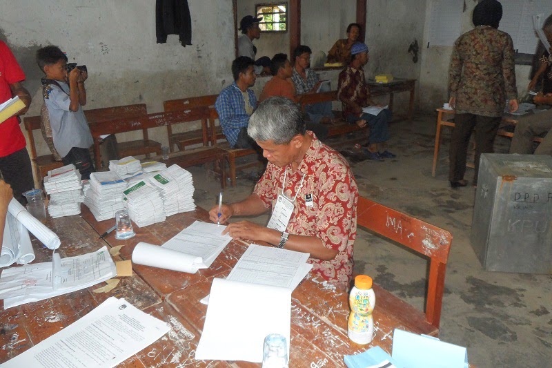 CLICK TO ENLARGE Gambar Kegiatan PPS Desa Mekar Baru Kecamatan Petir pada Pemilu 2014