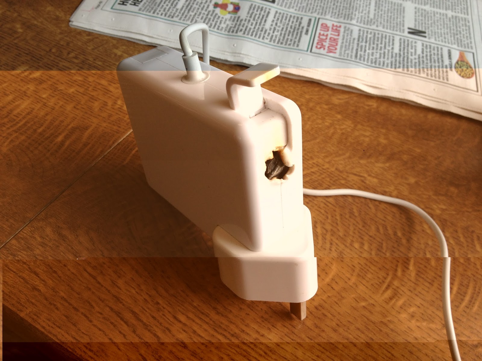 Baldy's Panabloga: Exploding Macbook Pro power adapter!