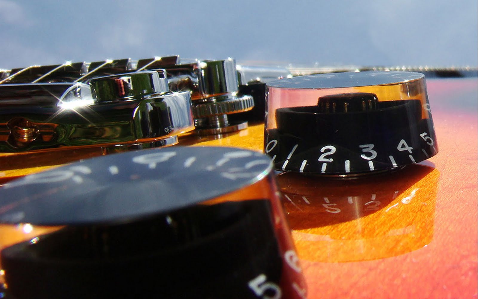 http://1.bp.blogspot.com/-CAjkd9IeLMg/TeTUu13vLlI/AAAAAAAAAmA/7sCKyDtigxA/s1600/Gibson%2BLes%2BPaul%2BElectric%2BGuitar%2BFireburst%2BTransparent%2BBlack%2BKnobs%2BSky%2BSunlight%2BOutside%2BHD%2BMusic%2BDesktop%2BWallpaper%2B1920x1200%2BGreat%2BGuitar%2BSound%2Bwww.GreatGuitarSound.com.jpg