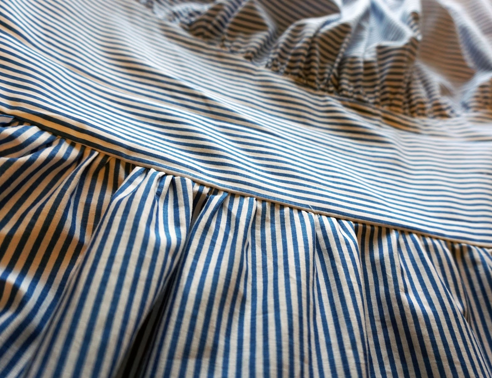 Aux Belles Choses: Easy Striped Summer Dress - Vogue 8728