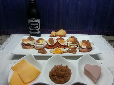 Costrini Con Paté, Queso, Sobrasada, Cebolla Caramelizada Y Huevo De Codorniz.
