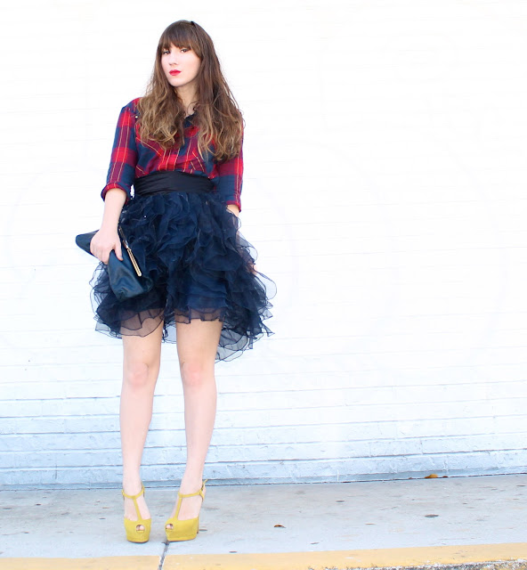 how to wear a ruffle skirt