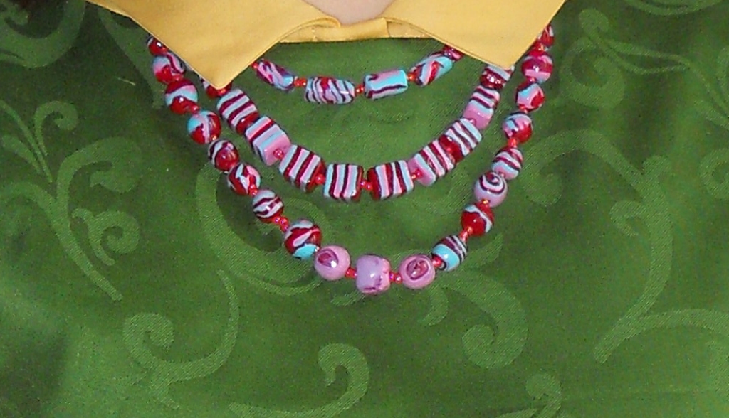 El collar de plstico es una creacin de mi hermana.