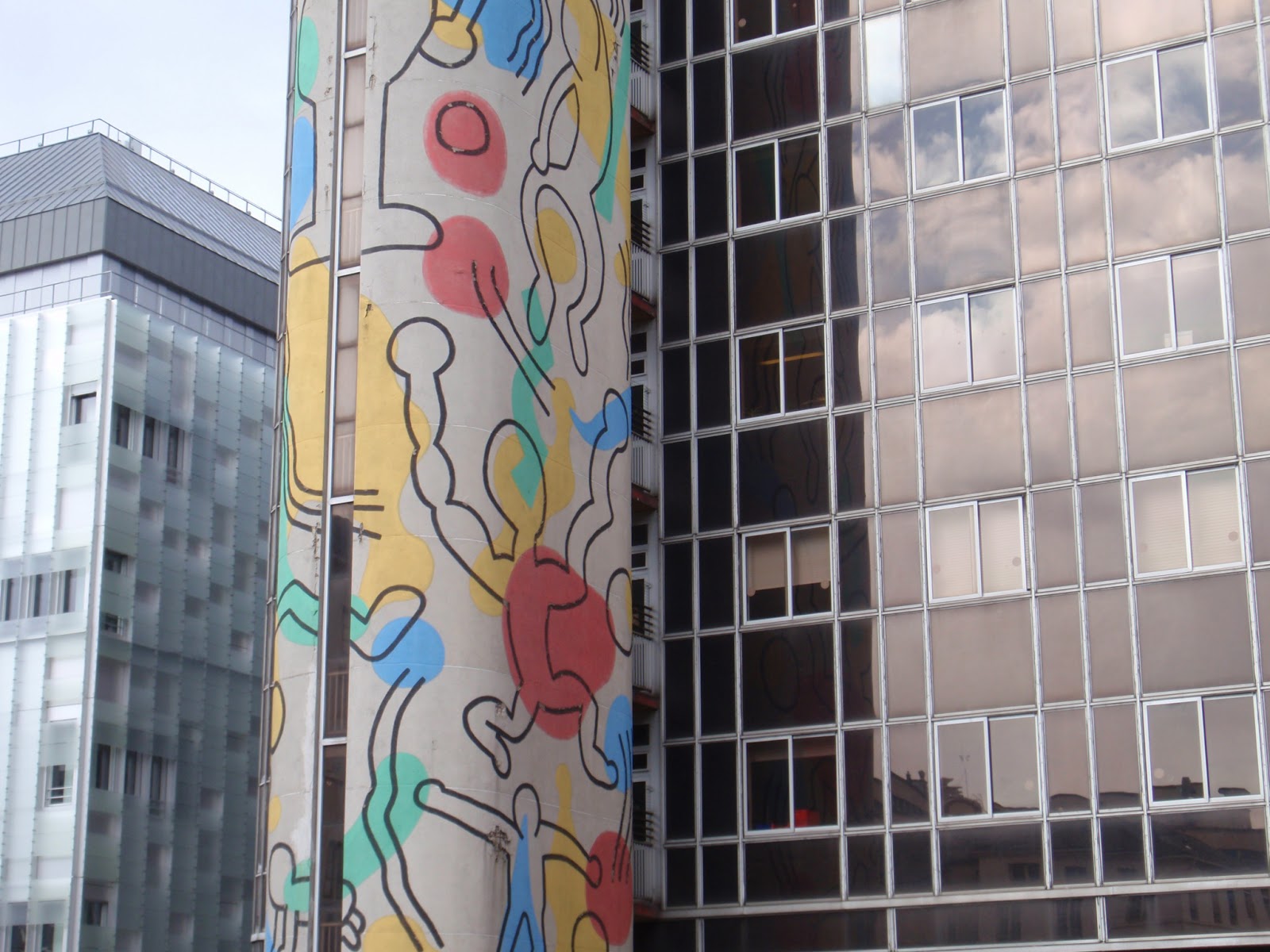 カレイドスコープ デザイン パリ キース へリングの塔