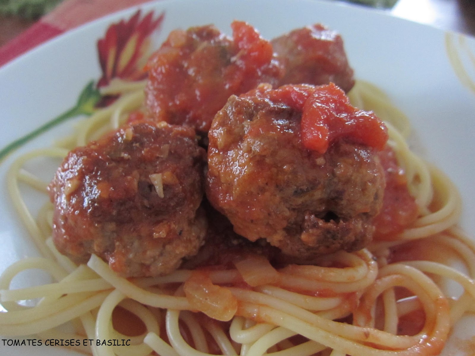 Spaghetti aux boulettes de viande et tomates cerises