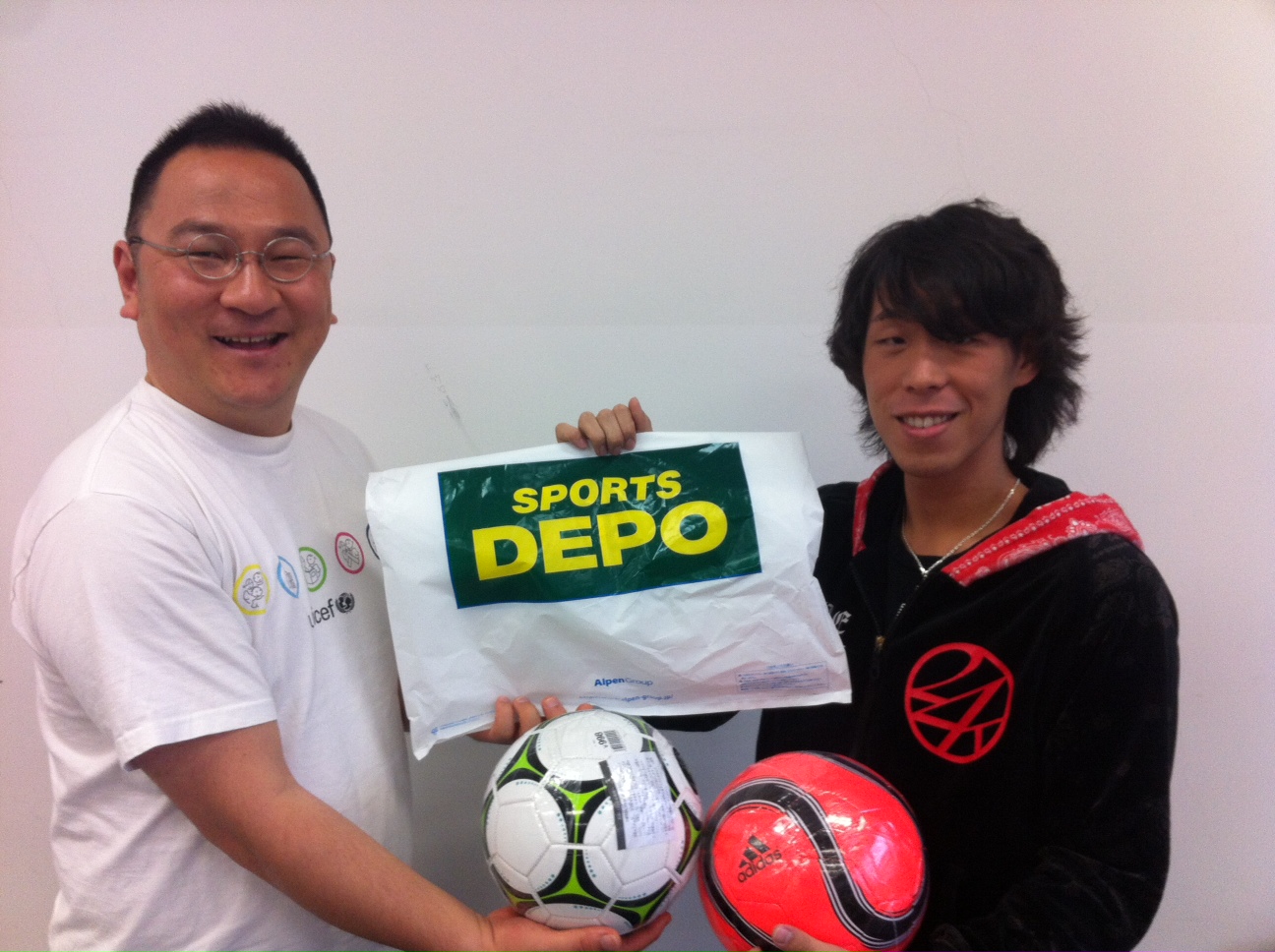 ピースボールアクション ピースボールプロジェクト進捗 林ゼミ4年生の乙丸君がバイトするdepoでサッカーボールを2個購入し 小生の誕生日プレゼント としてピースボールに寄贈してくれました