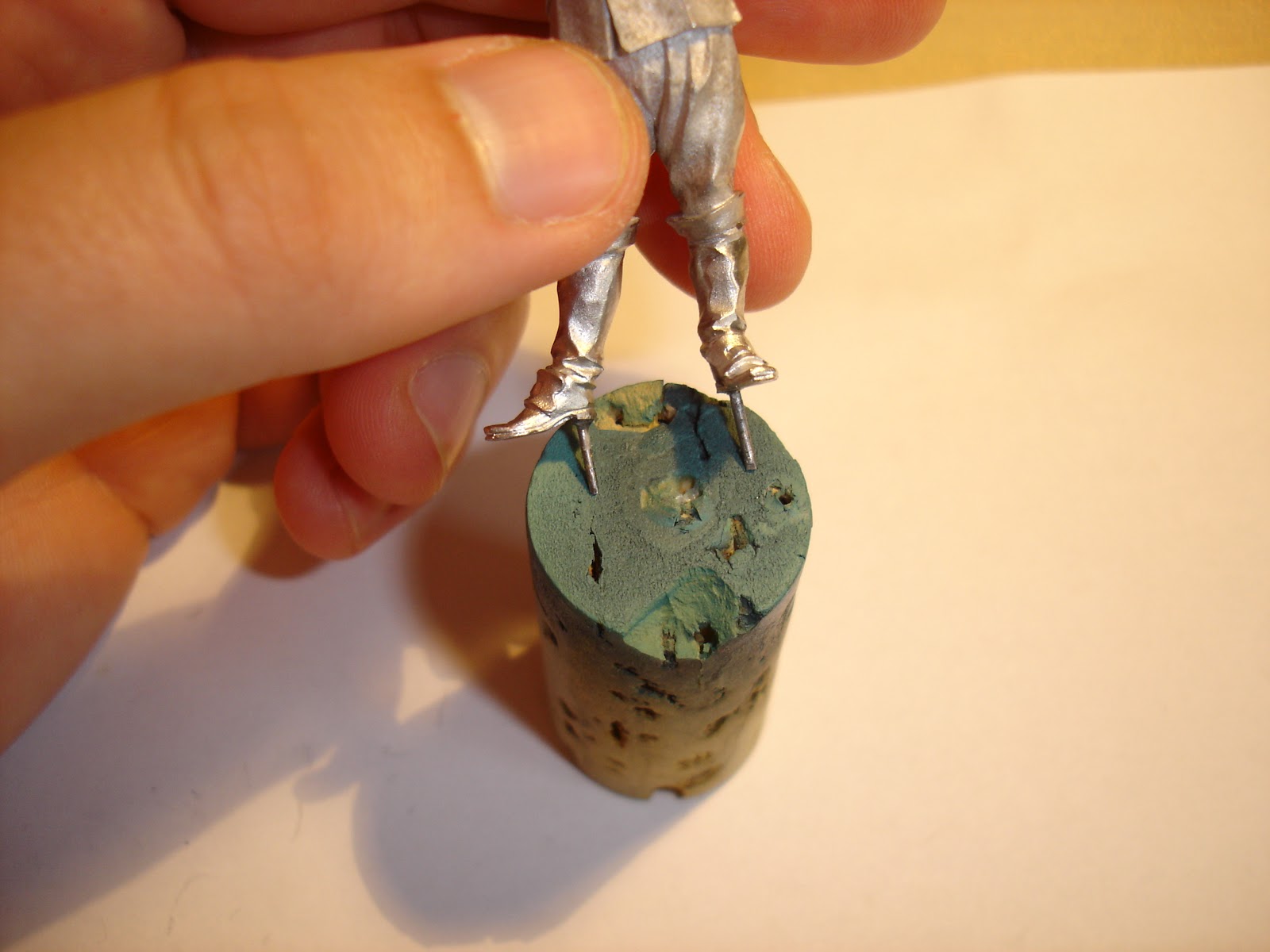 Tutorial how to pin a miniature on a base