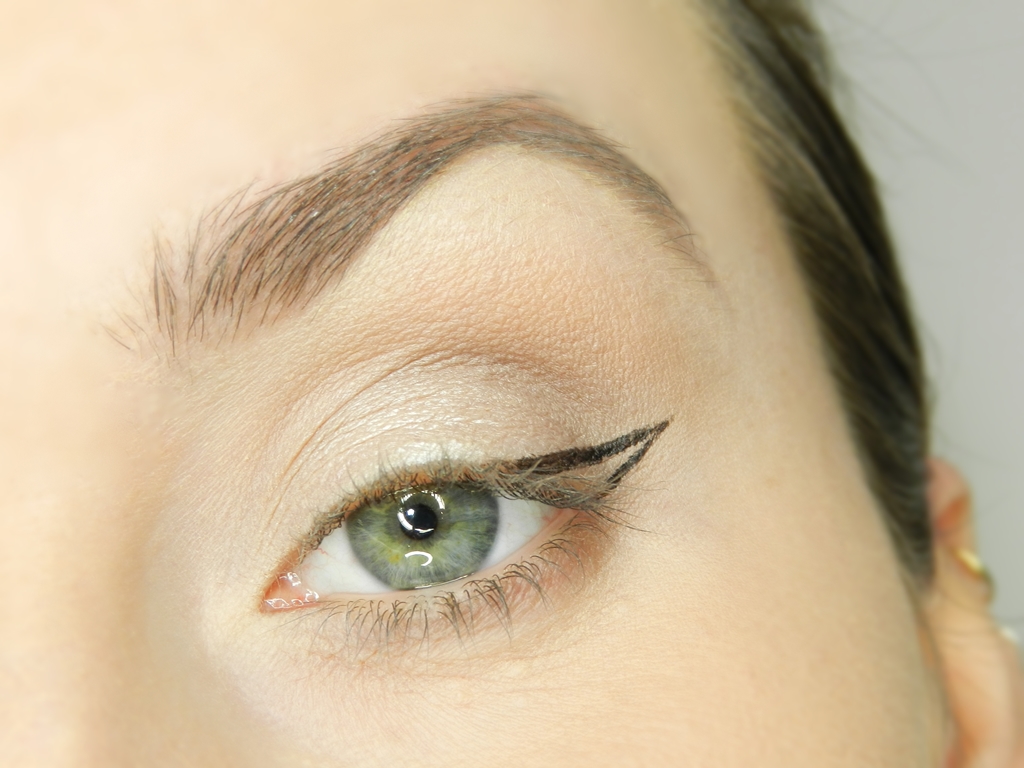 Mój sposób na eyeliner czyli jak narysować kreskę eyelinerem krok po kroku. Typy kresek i kilka