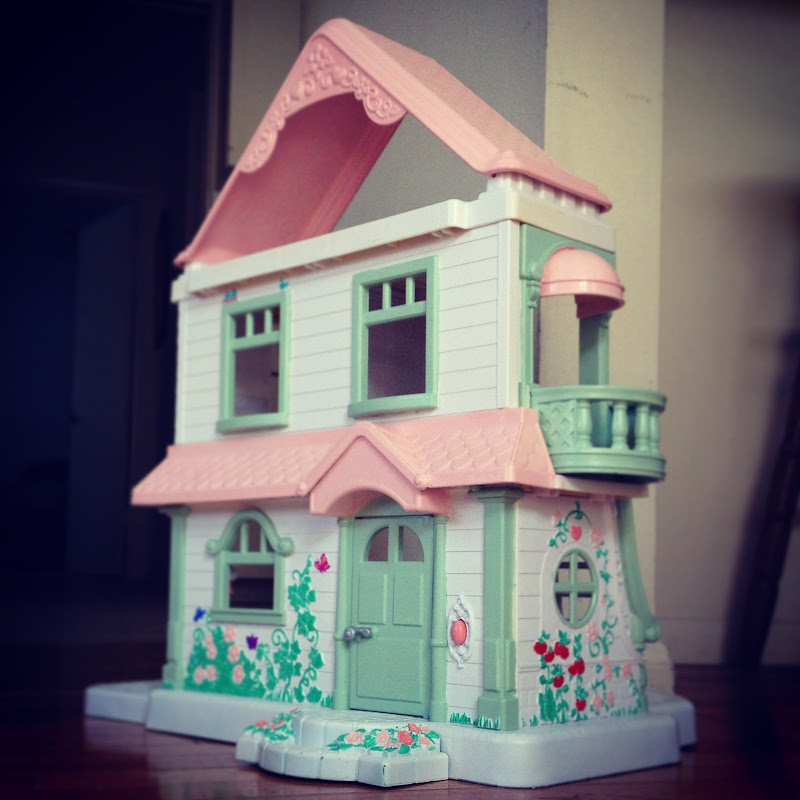 Turned to Design Painted Plastic Doll House
