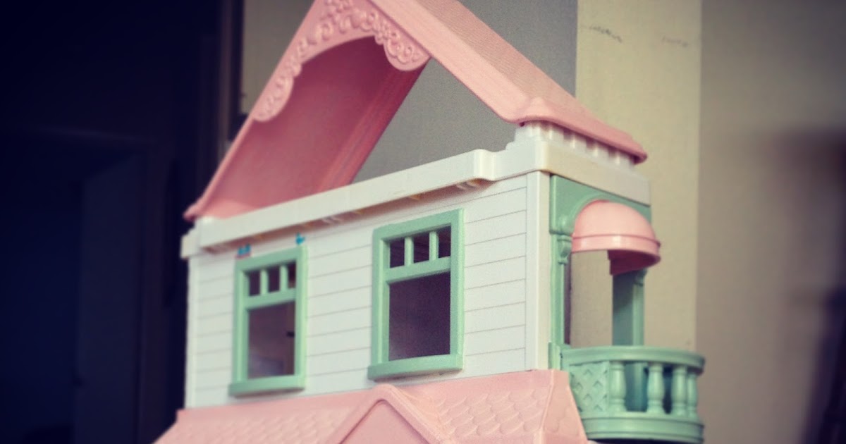 Turned to Design Painted Plastic Doll House