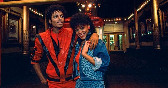 Músicos elegem Thriller como "o melhor vídeo de todos os tempos" Bastidores+de+Thriller+com+a+atriz+%25281%2529