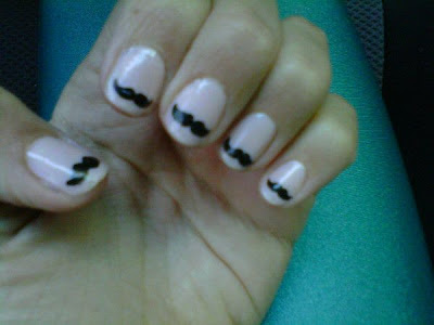 nailart moustache