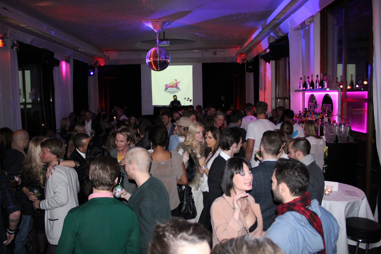http://1.bp.blogspot.com/-CW86Cyjk-M8/Txs7K1JhcoI/AAAAAAAAS3M/Iye3OAGbxO8/s1600/Masse+folk+NRJ+Music+Awards.jpg