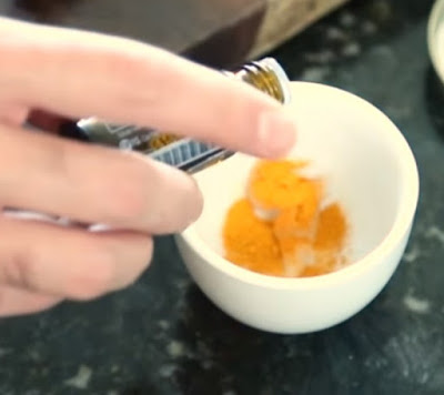 Du vermischst Kurkumapulver, Kokosöl sowie Pfefferminzöl zu einer Paste Du vermischst Kurkumapulver, Kokosöl sowie Pfefferminzöl zu einer Paste