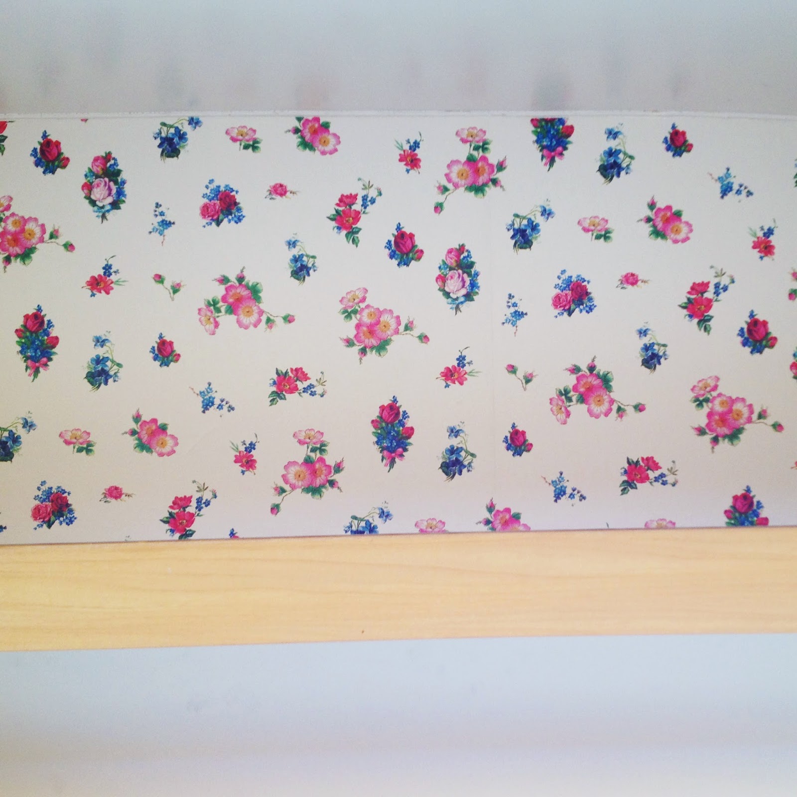 Lolo und Theo: Viel weiße Farbe, bunte Blumen und Hübsches vom Flohmarkt