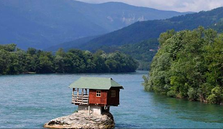 Rumah Mungil yang Unik di Tengah Sungai Serbia 1