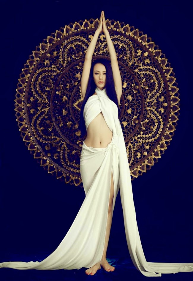 Vẻ nóng bỏng khó cưỡng của nữ hoàng yoga châu Á