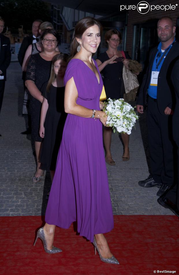 1222573-la-princesse-mary-de-danemark-arrive-au-620x0-1.jpg