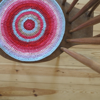 ByHaafner, crochet, circles, double crochet, bright colours, red