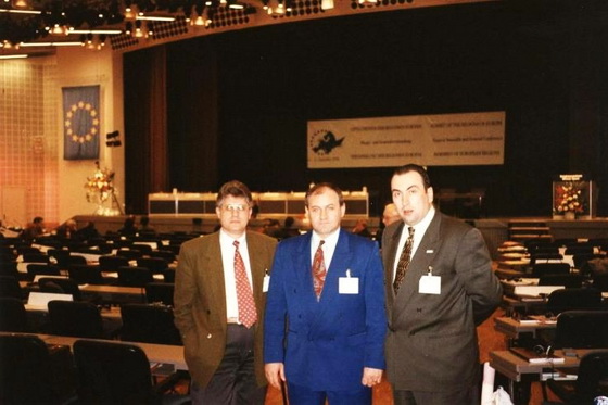 Basel (Elveția), decembrie 1996. La ședința anuală a Adunării Regiunilor Europei.