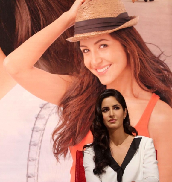 Katrina-Kaif-at-Jab-Tak-Hai-Jaan-Pressmeet-Stills