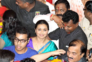 Amitabh, Rani & Mugdha visit Lalbaug Cha Raja