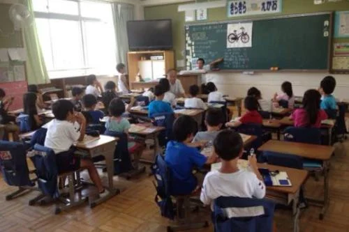 Suasana kelas dalam proses kegiatan belajar SD di Jepang.