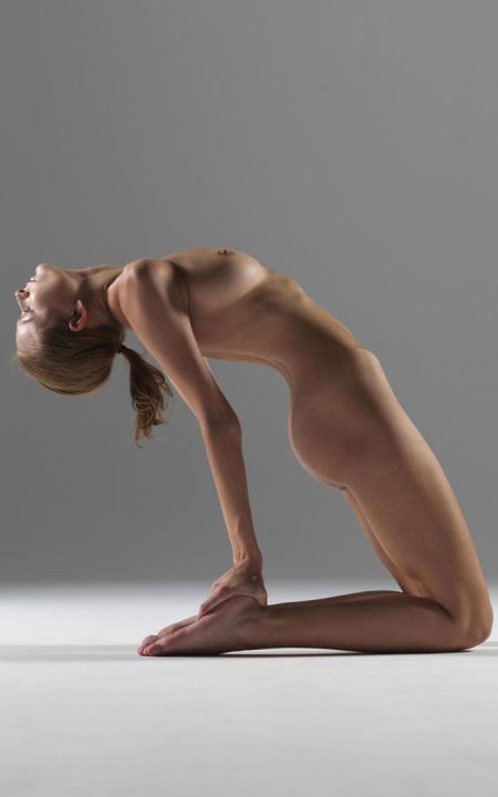 naked yoga pelada fazendo exercícios ioga