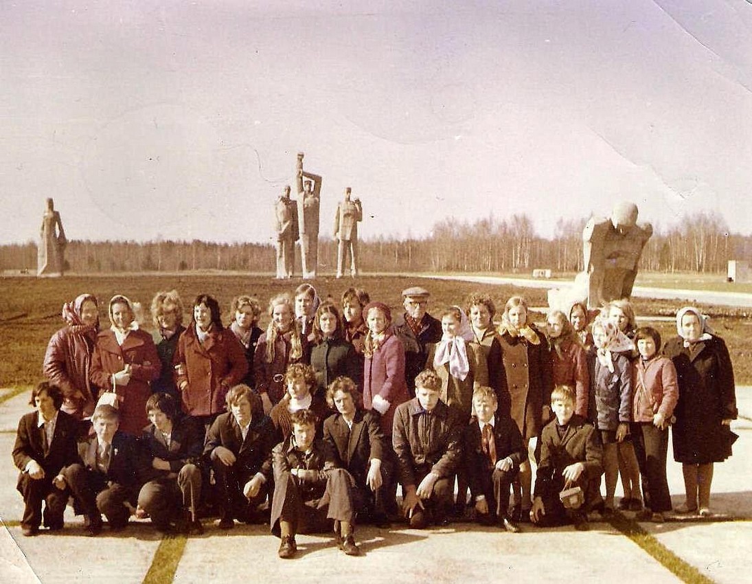 17 - Valles vidusskolas 6. un 9. klases Salaspils memoriālā 1975/76 mācību gads