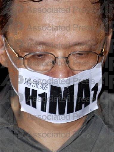 陳立民 Chen Lih Ming (陳哲) 下張 20091001 中國國慶戴仿「H1N1」自創之「馬流感 H1MA1」口罩抗議馬英九。此為《美聯社》拍攝發布，後又獲《時代雜誌》(TIME)刊登。
