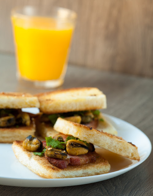 Теплые сендвичи с мидиями и беконом