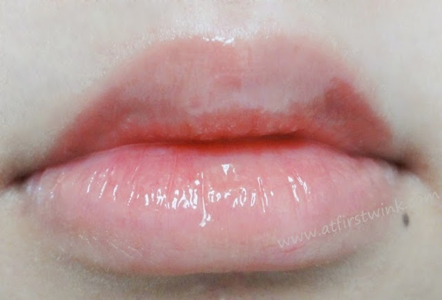 Clio Lipstealer gloss 3 - Flower Pink on lips