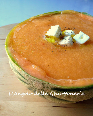 L'insolito gazpacho al melone, peperone giallo al forno ed agrumi, aromatizzato al pepe di Cayenna e servito con feta