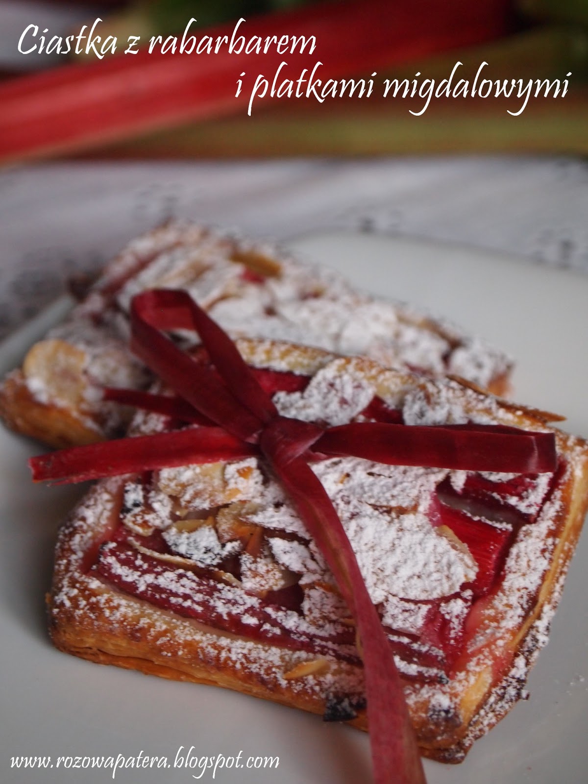 Różowa Patera Ciastka z rabarbarem i płatkami migdałowymi