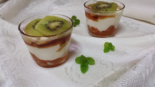 Vasitos De Yogurt Griego Y Kiwi
