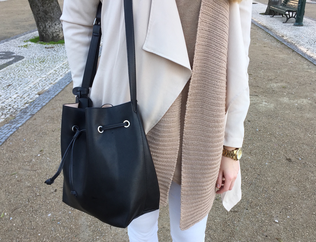 Outfit Fashionblogger Layering neutrale Farbtöne Bucket Bag Outfit Fashionblogger Layering neutrale Farbtöne Bucket Bag