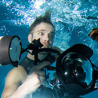 Foto del fotografo trabajando bajo el agua
