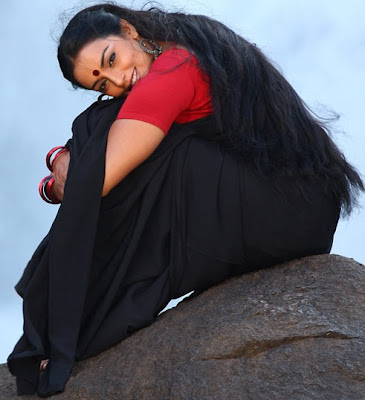 Swetha Menon Hot Black Saree in Thaaram Movie Stills