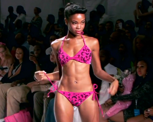 Pink, fekete flitteres zsinóros bikini - nyakbakötős felső, oldalt kötős bikini alsó Pink, fekete flitteres zsinóros bikini - nyakbakötős felső, oldalt kötős bikini alsó