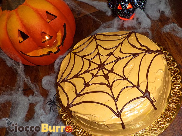 torta arancione di halloween con ragnatela