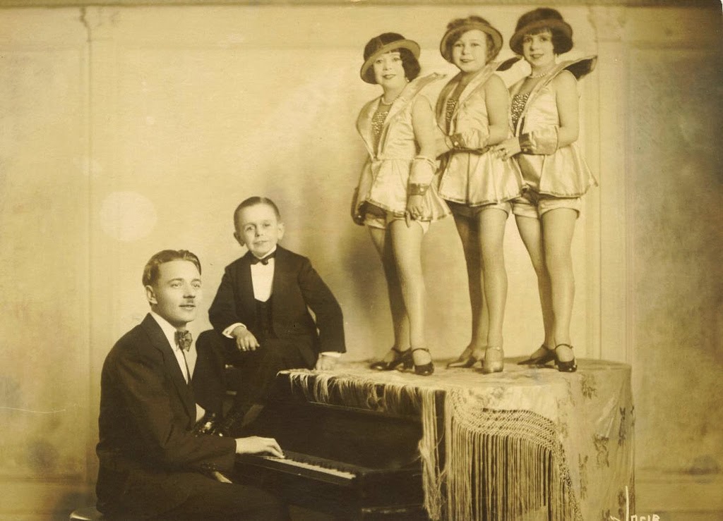Vintage Photos Reveal the Burlesque Troupe of Midgets from the 1920s