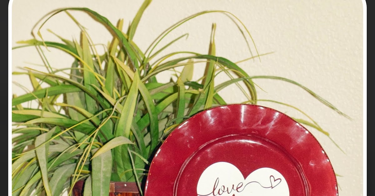 Super Saturday Crafts Love Heart Vinyl on a charger plate