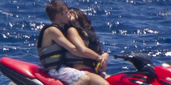 Foto Ciuman Justin Bieber & Selena Gomez di Atas Jet Ski