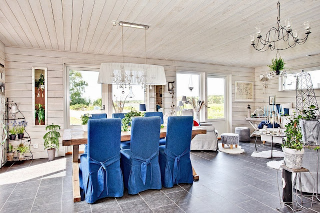 Decoración Fácil: UNA CASA EN MADERA CLARA QUE ENAMORA
