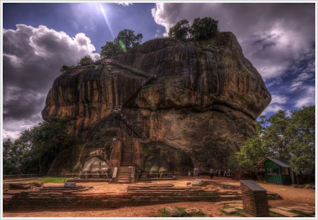 نقره لتكبير أو تصغير الصورة ونقرتين لعرض الصورة في صفحة مستقلة بحجمها الطبيعي