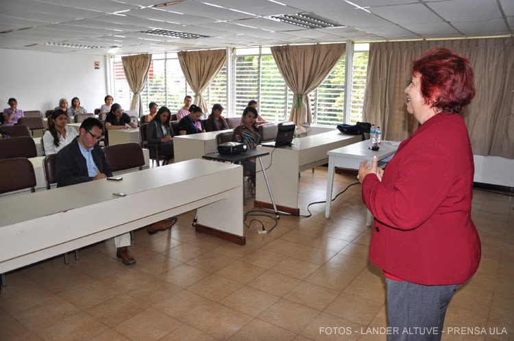 Personal del CIDIAT atentos a la presentación del proyecto a cargo de la profesora Coromoto Luces de Salazar. (Fotografía: Lánder Altuve)