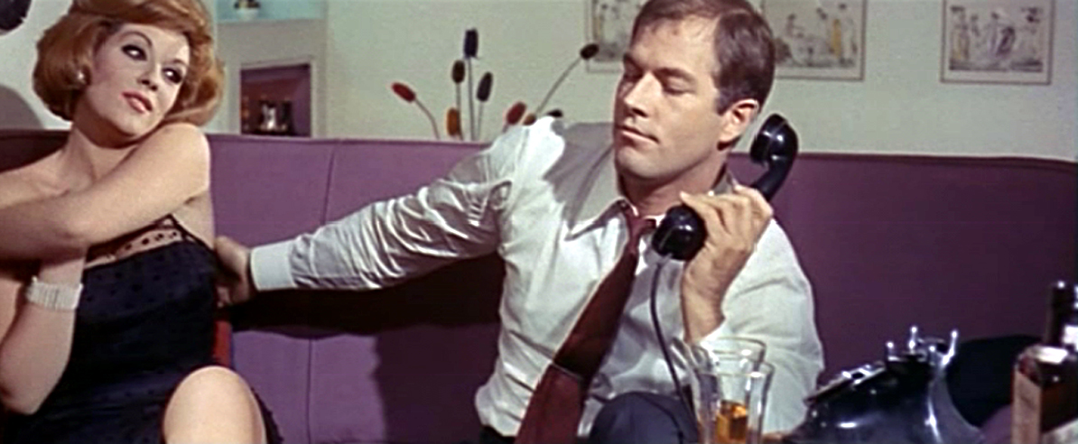 Секретный агент трахает письку резиновым членом на кресле