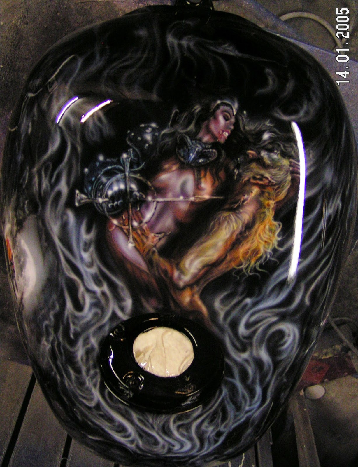 Airbrush NTV 650 Honda Bat-Bike 03 Tank Bemalung